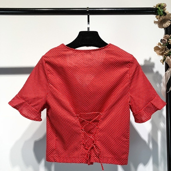 Cămașă scurtă și elegantă de damă, cu decolteu în V, în roșu și alb, cu puncte