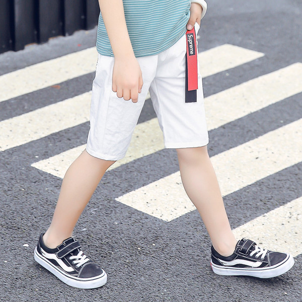 Pantaloni scurți uni pentru băieți în două culori