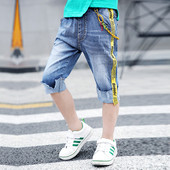 Blugi moderni pentru copii cu elemente metalice și dungi laterale colorate cu o inscripție