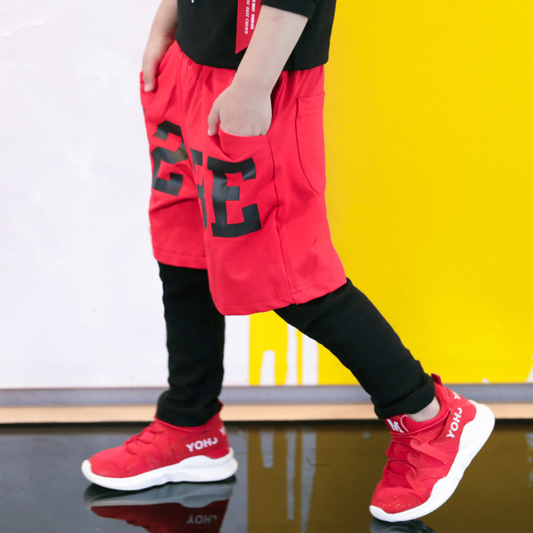 Pantaloni lungi moderni pentru copii cu imitație de pantaloni scurți în două culori cu inscripție