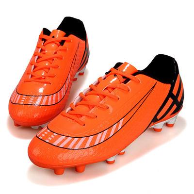 Παπούτσια ποδόσφαιρου  από συνθετικό δέρμα λουστρίνι για παιδιά και ενήλικες σε δύο χρώματα
