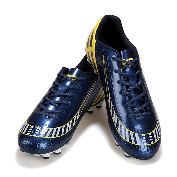 Παπούτσια ποδόσφαιρου  από συνθετικό δέρμα λουστρίνι για παιδιά και ενήλικες σε δύο χρώματα