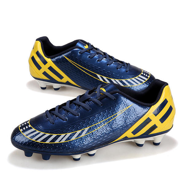 Παπούτσια ποδόσφαιρου  από συνθετικό δέρμα λουστρίνι για παιδιά και ενήλικες σε δύο χρώματα