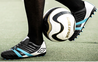 Ανδρικά παπούτσια ποδοσφαίρου σε οικολογικό δέρμα σε δύο χρώματα