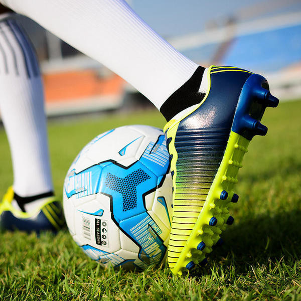 Άνετα και ελαφριά ανδρικά παπούτσια ποδοσφαίρου