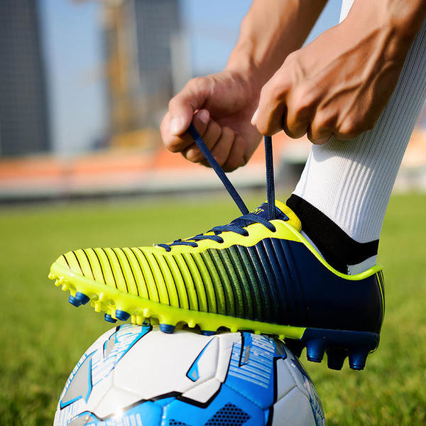 Άνετα και ελαφριά ανδρικά παπούτσια ποδοσφαίρου