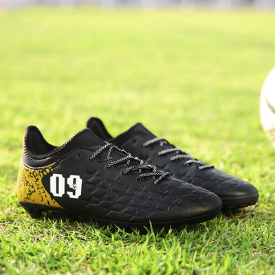 Ανδρικά παπούτσια ποδοσφαίρου από οικολογικό δέρμασε μαύρο και άσπρο χρώμα