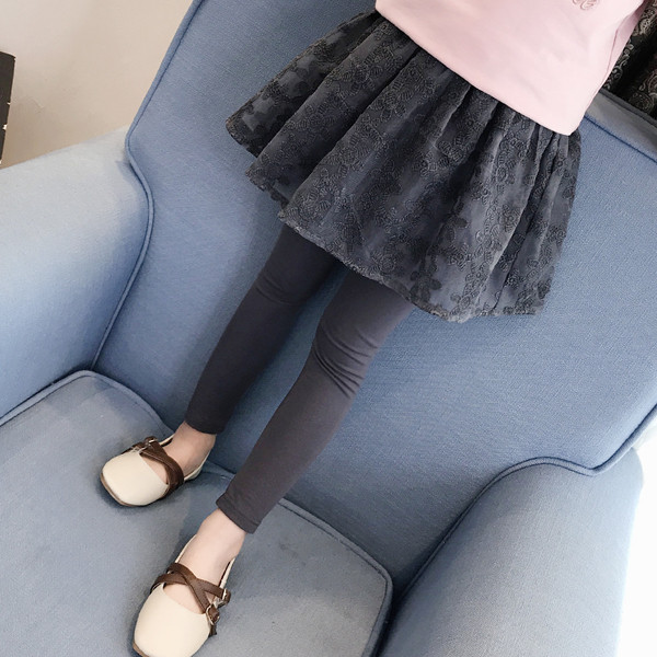 Fusta eleganta din dantela pentru copii cu pene in broderie florala