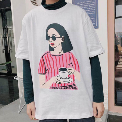 Tricou de damă stilat freestyle - în roșu, alb și negru, cu imprimeu