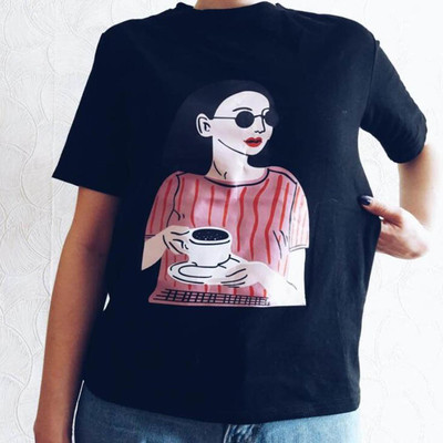 Tricou de damă stilat freestyle - în roșu, alb și negru, cu imprimeu