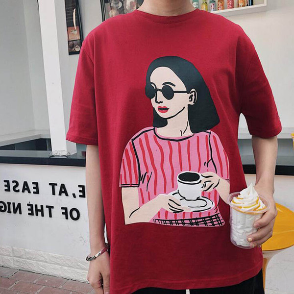 Tricou de damă stilat freestyle - în roșu, alb și negru, cu imprimeu