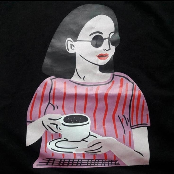 Tricou de damă stilat freestyle - în roșu, alb și negru, cu imprimeu