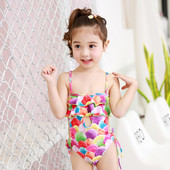 Παιδικό μαγιό σε ανοιχτό χρώμα με λεπτές λωρίδες και ανοιχτή πλάτη