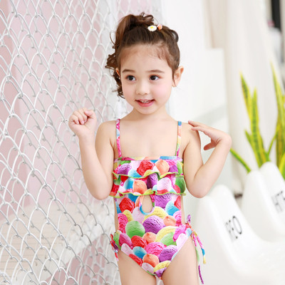 Παιδικό μαγιό σε ανοιχτό χρώμα με λεπτές λωρίδες και ανοιχτή πλάτη