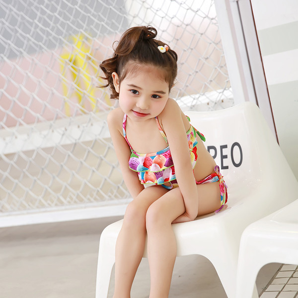 Παιδικό μαγιό σε ανοιχτό χρώμα με λεπτές λωρίδες και ανοιχτή πλάτη