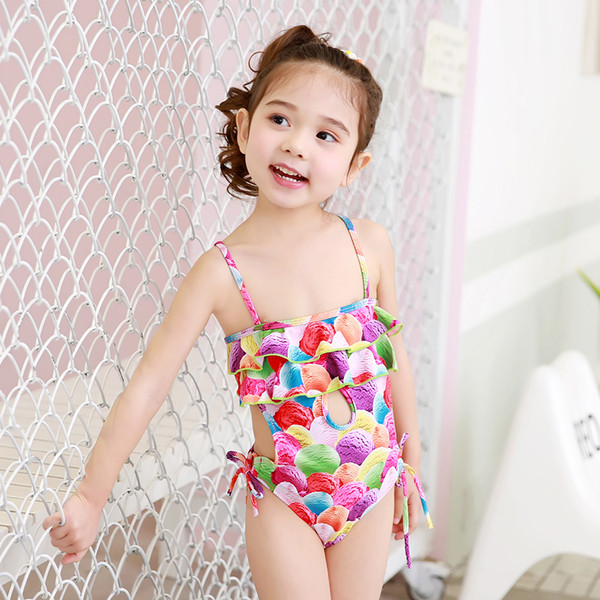 Παιδικό μαγιό σε ανοιχτό χρώμα με λεπτές λωρίδες και ανοιχτή πλάτη