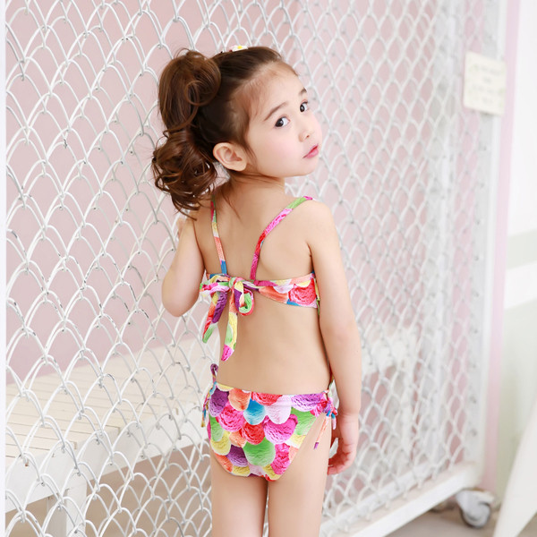 Παιδικό μαγιό σε ανοιχτό χρώμα με λεπτές λωρίδες και ανοιχτή πλάτη