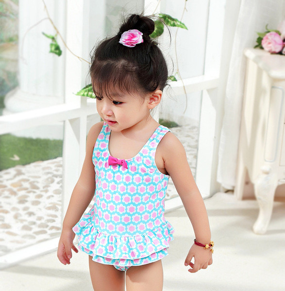 Costum de baie intreg pentru copii de culoare deschisa cu decor floral si panglica