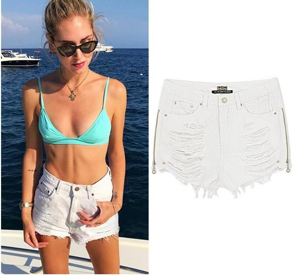 Pantaloni scurti moderni de dama in alb cu fermoar lateral si rupti