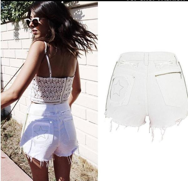 Pantaloni scurti moderni de dama in alb cu fermoar lateral si rupti