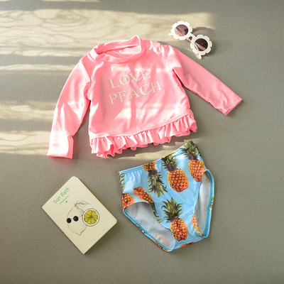 Παιδικά μοντέρνα μαγιό για κορίτσια - μπλούζα με κορδέλα και σορτς με εκτύπωση