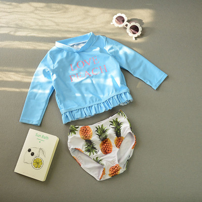 Παιδικά μοντέρνα μαγιό για κορίτσια - μπλούζα με κορδέλα και σορτς με εκτύπωση