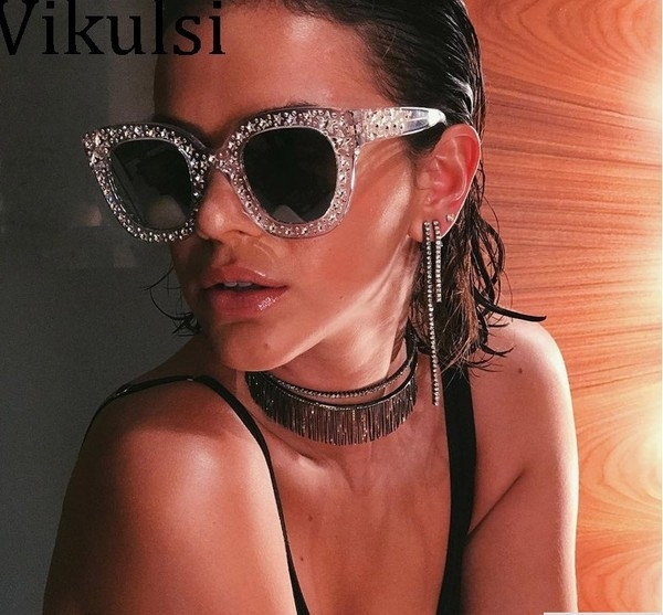 Γυναικεία μοντέρνα γυαλιά σε τετράγωνη μορφή με μεταλλική διακόσμηση