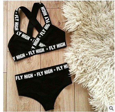 Modern női fürdőruha széles pántokkal, piros és fekete felirattal