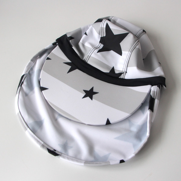 Costum de baie intreg pentru copii cu fermoar si palarie pentru baieti