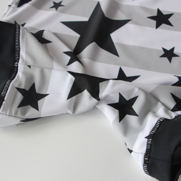 Costum de baie intreg pentru copii cu fermoar si palarie pentru baieti