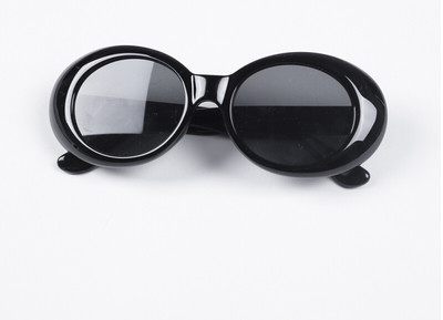 Μοντέρνα γυναικεία γυαλιά με λευκά πλαίσια σε ωοειδές σχήμα