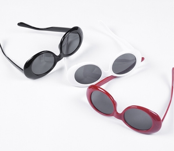 Μοντέρνα γυναικεία γυαλιά με λευκά πλαίσια σε ωοειδές σχήμα