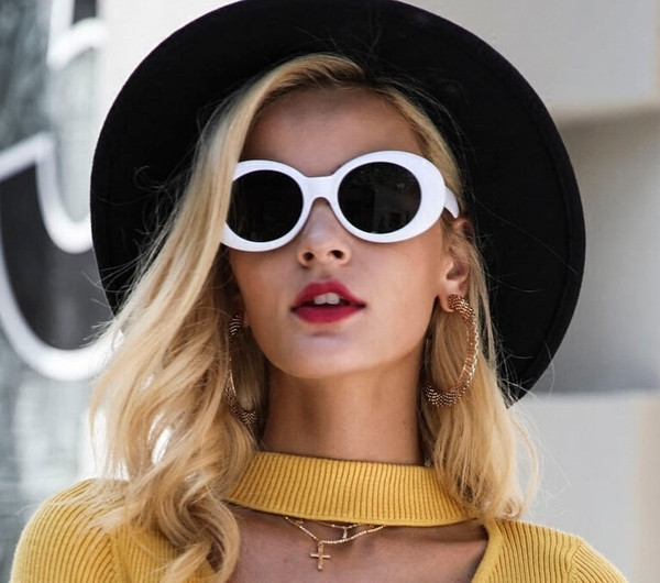 Μοντέρνα γυναικεία γυαλιά με λευκά πλαίσια σε ωοειδές σχήμα