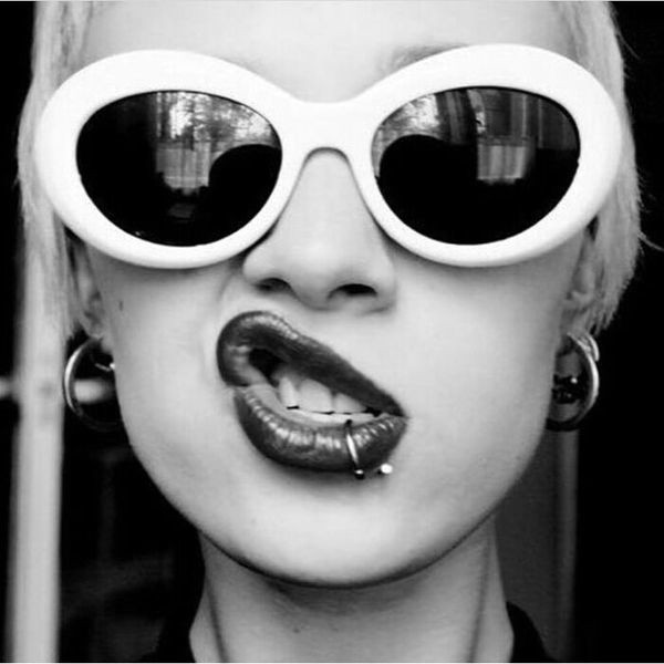 Μοντέρνα γυναικεία γυαλιά με λευκά πλαίσια σε ωοειδές σχήμα