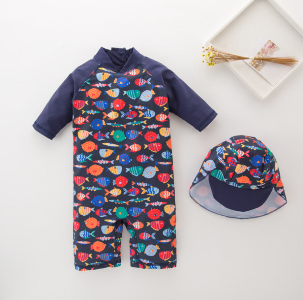 Costum de baie intreg pentru un baiat cu aplicatie