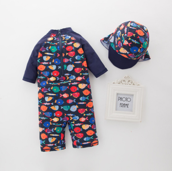 Costum de baie intreg pentru un baiat cu aplicatie