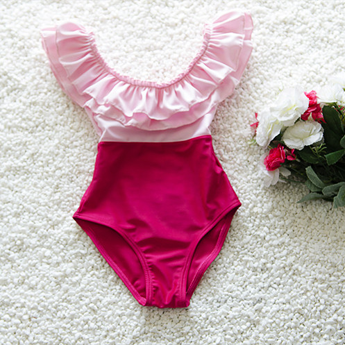 Детски модерен бански в светъл цвят с шапка