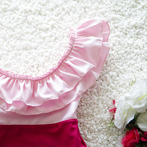 Детски модерен бански в светъл цвят с шапка