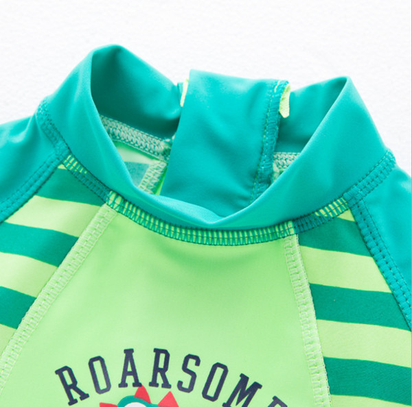 Costum de baie pentru băieți cu pălărie