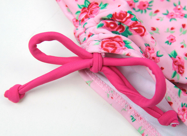 Costum de baie modern pentru copii de culoare deschisă cu motive florale și legături laterale