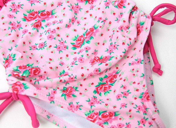 Costum de baie modern pentru copii de culoare deschisă cu motive florale și legături laterale