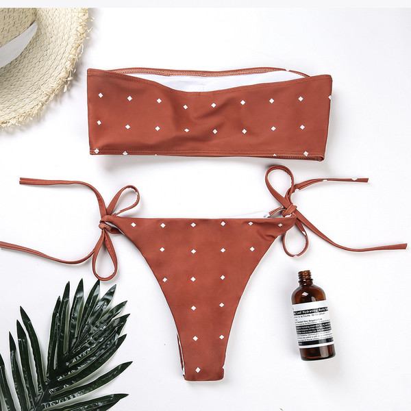 Costum de baie modern din două piese cu panglică și imprimeu maro