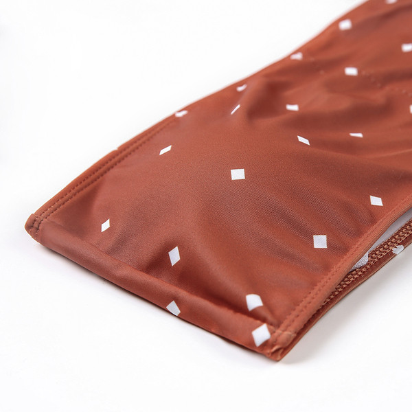 Costum de baie modern din două piese cu panglică și imprimeu maro