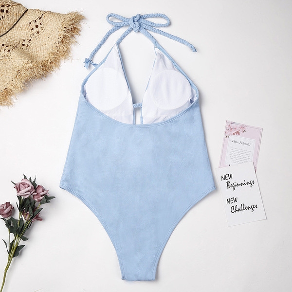 Costum de baie simplu pentru femei, de culoare albastru deschis, cu un decolteu adânc și tampoane