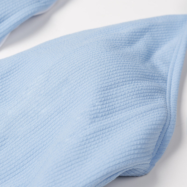 Costum de baie simplu pentru femei, de culoare albastru deschis, cu un decolteu adânc și tampoane