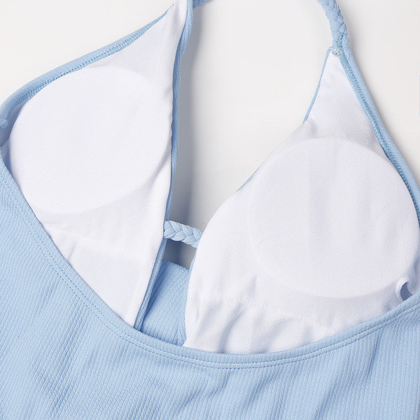 Costum de baie simplu pentru femei, de culoare albastru deschis, cu un decolteu adânc și tampoane