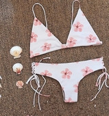 Costum de baie simplu cu imprimeu floral si cravate, in doua parti