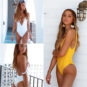 Egyszerű modell teljes fürdőruha fehér és sárga színben, mély nyakkivágással