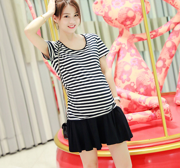 Tricou casual de damă în dungi cu decolteu O