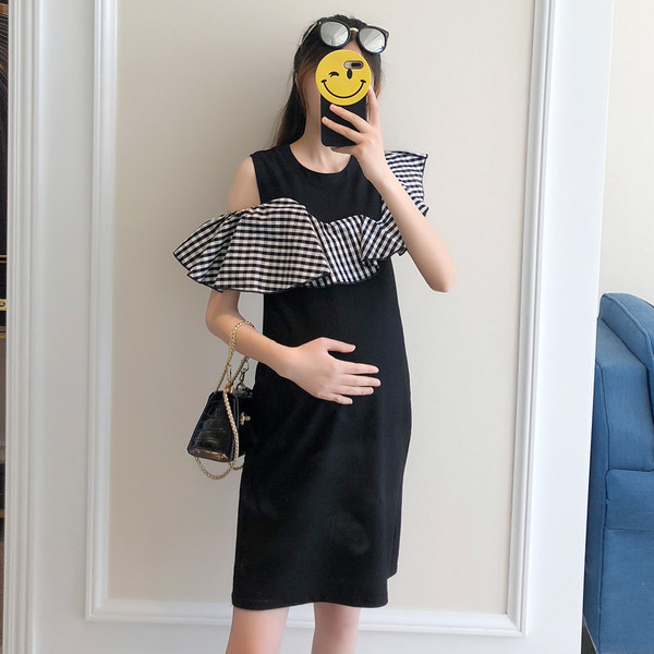 Női hosszú fekete ruha fodrokkal